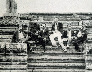 Groepsportret van leden van de Mekong Verkenningsexpeditie 1866-1868 (Garnier, Doudart de Lagrée) op de trappen van Angkor Vat