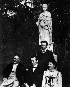 Guglielmo Marconi (1874-1937), Italiaanse natuurkundige en uitvinder met zijn ouders en broer Alfonso in Pontecchio in 1897