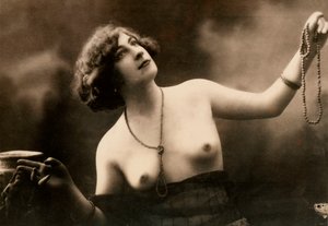 Halflang portret van een gedeeltelijk naakte jonge vrouw door Unknown photographer