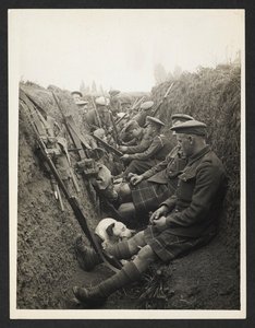 Highland Territorials in een loopgraaf [La Gorgue, Frankrijk]. 5 augustus 1915. door Unknown photographer