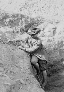 Hilda Petrie (née Urlin) daalt af met een touwladder in een grafschacht, Mogelijk in Denderah door Unknown photographer