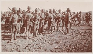 Indiase leger soldaten paraderen tijdens operaties in Waziristan door Unknown photographer