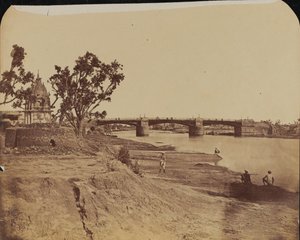 IJzeren brug met stenen pijlers, met burgers op de voorgrond, Gumti-rivier, Lucknow