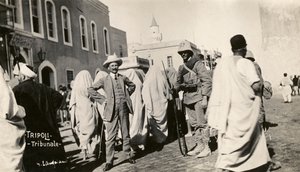 Italiaans-Turkse Oorlog, Tripolitania, mensen en soldaten voor de rechtbank door Unknown photographer