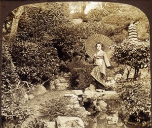 Japanse kimono paraplu in een tuin - fotografie, eind 19e eeuw