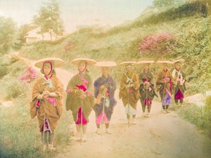 Japanse vrouwen. Zeven Japanse vrouwen staan in een rij op een landelijke weg. Japan, circa 1910.