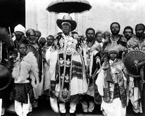 Koning Menelik II (1844 - 1913) omringd door zijn hof. Ethiopië door Unknown photographer
