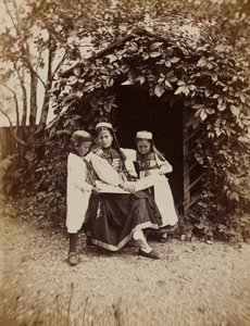 "Het Zwarte Woud - studies, indrukken & reizen langs de oevers van de Rijn": Portret van een vrouw met twee kinderen in traditionele klederdracht van het Zwarte Woud door Unknown photographer