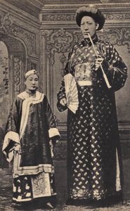 Les Monsters, de reus van China. Fotografie, eind 19e eeuw, Parijs. Privécollectie.