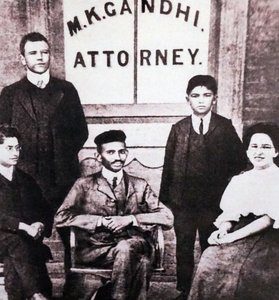 Mahatma Gandhi zittend met vier medewerkers voor zijn advocatenkantoor in Johannesburg, Zuid-Afrika, Zuid-Afrika
