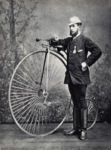 Man poseert met de grote bi, de voorloper van de velocipede. Fotografie, eind 19e eeuw, Parijs. Coll. Selva. door Unknown photographer
