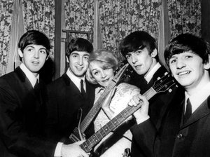 Marlene Dietrich met band Beatles Paul McCartney John Lennon George Harrison en Ringo Starr november 1963 door Unknown photographer