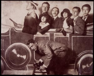 Max Morise, Simone Breton, Paul Eluard, Joseph Delteil, Gala Desnos, Andre Breton en Max Ernst (op de fiets), op de Foire de Montmartre