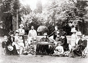 Leden van de Britse koninklijke familie inclusief Koning George V, Koning Edward VIII rond Koningin Victoria op een tuinfeest