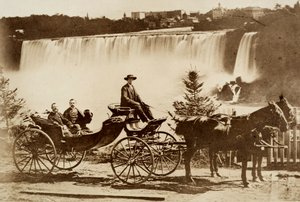 Mannen in een koets gestopt bij een waterval door Unknown photographer