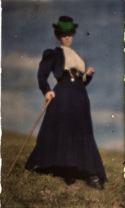 Miss Mary in het blauwe kostuum door Unknown photographer