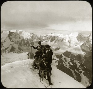 Bergbeklimmen aan het einde van de 19e of het begin van de 20e eeuw: groep bergbeklimmers op de top van de Wetterhorn, top van het Wetterhorner massief, Berner Alpen, Kanton Bern, Zwitserland - klimmen, touwgroep - foto door Unknown photographer