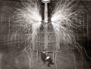 Nikola Tesla zittend in zijn laboratorium in Colorado Springs met zijn 