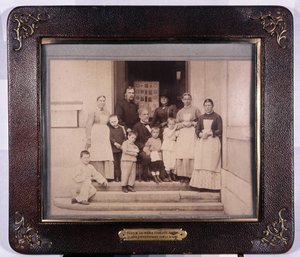 Pastoor onder Engelse kinderen preventief behandeld tegen hondsdolheid. Pastor Museum. door Unknown photographer