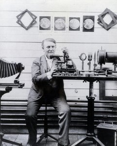 Foto van Thomas-Alwa Edison voor zijn fonograaf