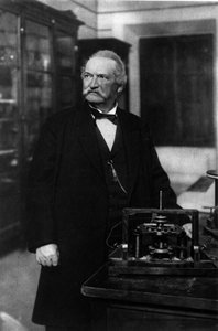 Portret van Antonio Pacinotti Italiaanse natuurkundige (1841-1912) met zijn Ring (Anello)