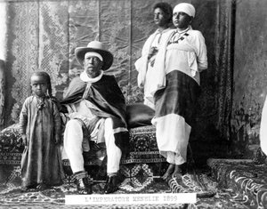 Portret van Keizer Menelik II van Ethiopië (1844 - 1913) met zijn familie. door Unknown photographer