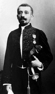 Portret van Pierre Loti (1850-1923), romanschrijver en officier van de Franse marine, in een academisch kostuum. door Unknown photographer