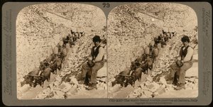 Portret van een jongen in de beroemde marmergroeven in Carrara; Stereoscopische foto (zwart-wit foto) door Unknown photographer