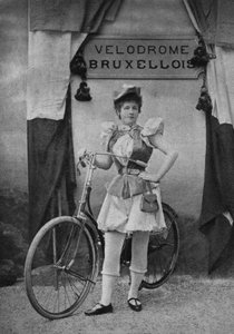 Portret van een vrouwelijke fietser. Fotografie, eind 19e eeuw, Parijs. door Unknown photographer
