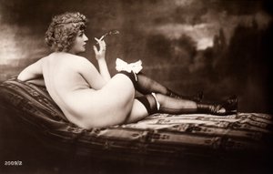 Portret van een jonge vrouw die naakt poseert, met haar rug naar ons toe, terwijl ze een sigaret rookt door Unknown photographer