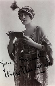 Portret van de Engelse actrice Violet Vanbrugh, ansichtkaart door Unknown photographer