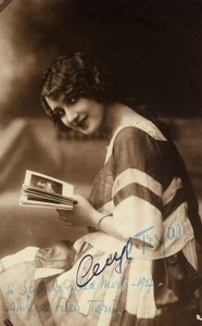 Portret van de actrice Cecyl Tryan op de set van de film 