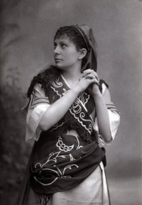 Portret van de sopraan Elisabeth Janvier in Le Tribut de Zamora van Charles Gounod in 1881. door Unknown photographer