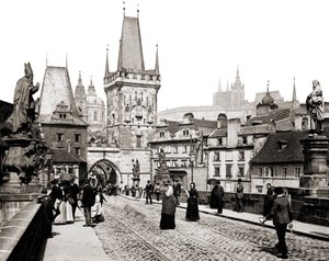 Praag. Karelsbrug en de oude stadstoren. circa 1890 door Unknown photographer
