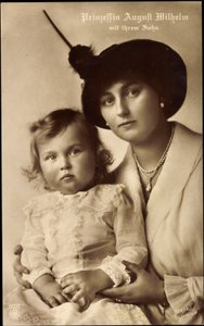 Prinses August Wilhelm met zoon door Unknown photographer