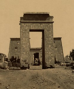 Propylon (triomfboog) en pyloon in de Vallei van de Rammen, onderdeel van de Tempel van Ramses IV in Thebe. 1880 (foto) door Unknown photographer