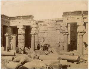Tweede binnenplaats van de dodentempel van Ramses III, noordzijde, Medinet Habu, Egypte, ca. 1890