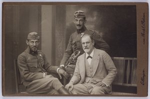 Sigmund Freud met zijn zonen Ernst en Martin in militaire uniformen, ca. 1916 (z/w foto) door Unknown photographer