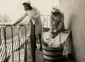 Enkele vrouwen bezig met de praktijk van het wassen op de vrouwelijke school voor beroepsopleiding 