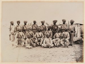 Het 15e (Ludhiana) Regiment van de Bengal Native Infantry in het woestijnlandschap van Soedan door Unknown photographer