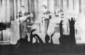 The Beatles/Brian Epstein (zwart-wit foto) door Unknown photographer