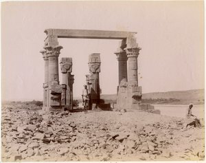 De Romeinse kiosk van Qertassi (vandaag in Nieuw Kalabsha), gezien vanuit het oosten, Egypte, foto door Edition J P Sebach, ca. 1890 door Unknown photographer
