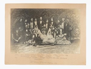 Het amateurgezelschap voor het toneelstuk The Frozen Deep, inclusief Charles Dickens, in de tuin van Albert Smith
