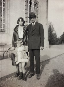 Drie leden van de Torrigiani-familie bij de Villa in Vico d