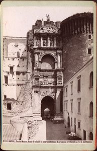 Triomfboog van het Castel Nuovo, Napels, ca 1880 (foto) door Unknown photographer