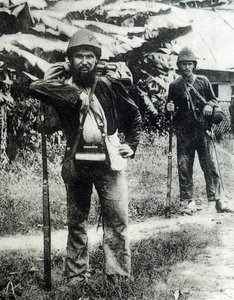 Twee soldaten uit het Tonkin platteland in 1883 door Unknown photographer