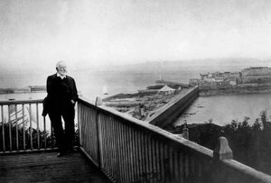 Victor Hugo (1802-1885) in Hauteville House tijdens ballingschap in Guernsey (van 1851 tot 1870) in 1868 door Unknown photographer
