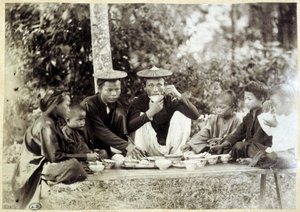Vietnamezen tijdens een maaltijd, ca. 1895 door Unknown photographer