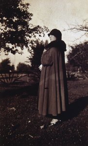 Vintage foto van een Franse vrouw met hoed en jas, ca. 1920 (zwart-wit foto)