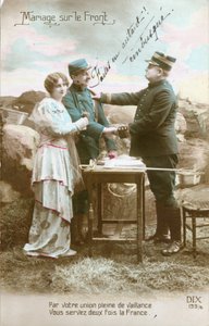 WWI ansichtkaart, Huwelijk op de voorkant van een soldaat (poilu) en een jonge vrouw, militaire hulp, door een officier gekwalificeerd als overvallen. (foto) door Unknown photographer